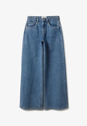 Pantalones vaqueros azules de pierna ancha con cremallera frontal, dos bolsillos laterales y un diseño casual. La tela tiene una textura suave y un ligero desgaste.