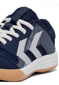 Marinefarbene Sportschuhe mit weißen Schnürsenkeln, Obermaterial aus Netzstoff und grauen grafischen Akzenten. Sie verfügen über eine strukturierte Gummisohle und eine gepolsterte Ferse für Unterstützung.