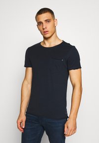 Blend - BHBHNOEL TEE - Paprasti marškinėliai - dark navy blue Miniatiūros vaizdas 1