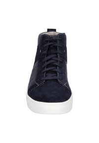 Granatowe zamszowe sneakersy typu high-top z czarnymi akcentami z kanwy, biała gumowa podeszwa i okrągły czubek. Posiada klasyczne zapięcie na sznurówki oraz detale przeszycia.