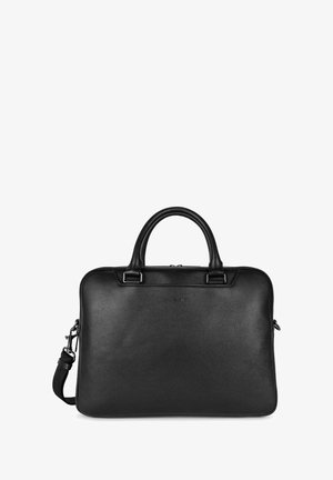 Malette en cuir noir avec texture lisse, double poignées, quincaillerie argentée et bandoulière détachable. Forme rectangulaire avec fermeture éclair.