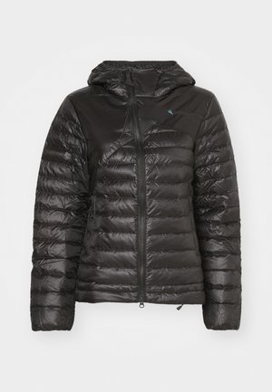 Juodas pūkinis paltas su kapišonu, turintis siūtu dizainu, horizontalius klostes ir užtrauktuką priekyje. Pagamintas iš lengvos, blizgios medžiagos.