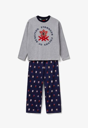 Grau langärmeliges Shirt mit rotem und marineblauem Aufdruck, kombiniert mit marineblauen Pyjamahosen mit einem mehrfarbigen, sich wiederholenden Charakterdruck.