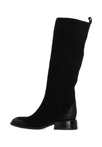 Schwarze Wildleder-Stiefel bis zum Knie mit einem eleganten Design, runder Zehenform und niedrigem Blockabsatz. Verfügt über einen glatten Akzent an der Zehenkappe und eine Zuglasche.