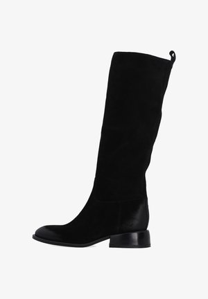 Zwarte suède kniehoogte laars met een slank ontwerp, afgeronde neus en een lage blokhak. Beschikt over een glad accent op de teenvak en een aantreklapje.