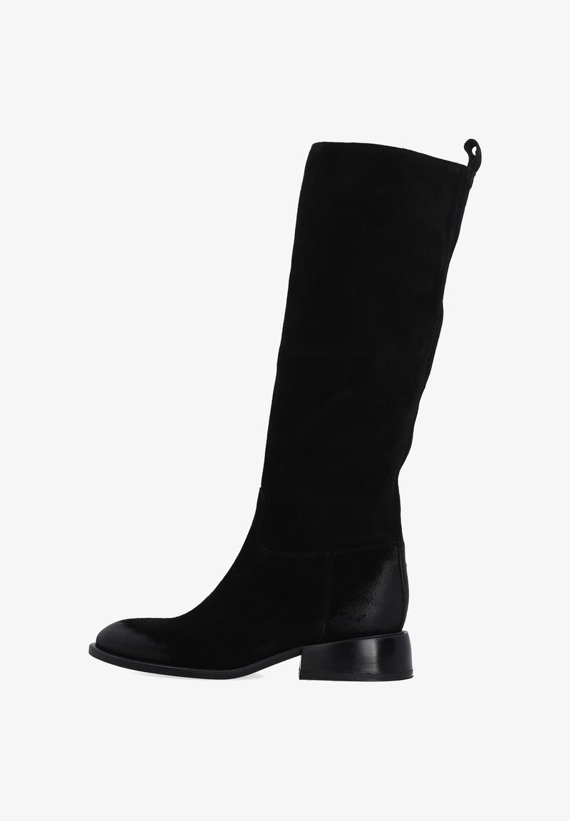 Schwarze Wildleder-Stiefel bis zum Knie mit einem eleganten Design, runder Zehenform und niedrigem Blockabsatz. Verfügt über einen glatten Akzent an der Zehenkappe und eine Zuglasche.