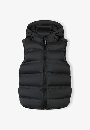 Juoda pūkinė liemenė be rankovių su gobtuvu ir priekyje esančia užtrauktuku, pasižyminti horizontaliu siuvimu ir mažu „NYC“ ženkleliu ant užtrauktuko trauktuko.