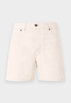 Pantalones cortos de algodón beige de cintura alta con botón frontal, cierre de cremallera, trabillas para cinturón y dos bolsillos delanteros sobre un fondo neutro.