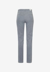 Jean en denim gris clair avec une coupe droite, des poches arrière et une ceinture avec une petite étiquette de marque. Texture lisse sur toute la surface.