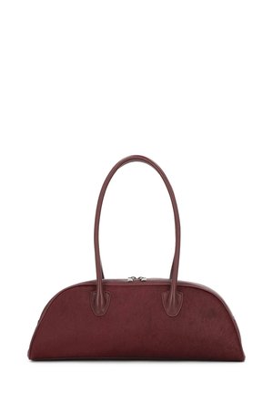Borsa bordeaux con un corpo liscio e texture e forma curvilinea. Presenta due manici e una chiusura a zip metallica superiore.
