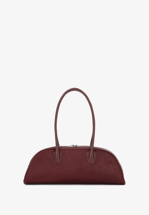 Burgunderfarbene Handtasche mit einem glatten, strukturierten Körper und geschwungener Form. Verfügt über zwei Griffe und einen metallenen Reißverschlussverschluss oben.