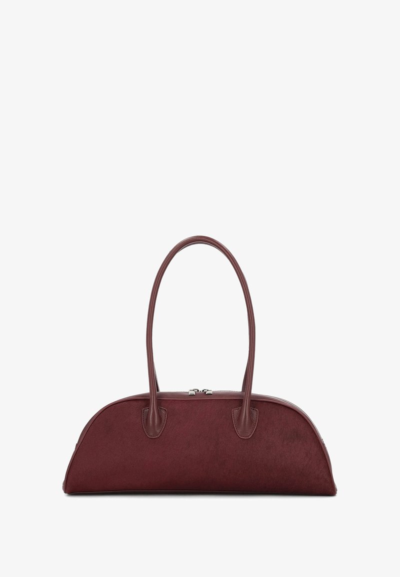 Burgundy színű kézitáska sima, texturált felülettel és ívelt formával. Két fogantyúval és fém cipzárral rendelkezik a tetején.