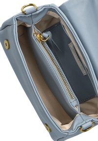 Lichtblauwe leren tasinterieur met een ritsvak, gouden hardware en beige voering. Bevat vakken voor organisatie en heeft een zachte textuur.