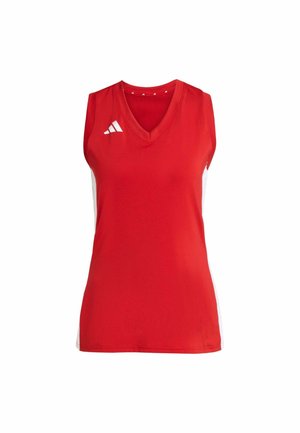 Haut de sport sans manches rouge avec un col en V, panneaux latéraux blancs et logo à trois rayures diagonales sur la poitrine gauche. Texture de tissu lisse et léger.