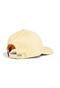 Gul basebollkeps med böjd skärm, justerbar rem bak och en slät yta. Har ett tygmaterial och en enkel design.