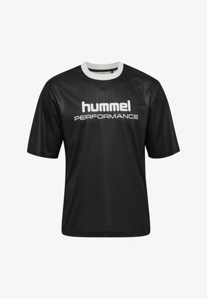 Dwie osoby w czarnych koszulkach "hummel performance"; jedna w jeansach z wysokim stanem, druga w jasnych szortach dżinsowych, stojące na jednolitym tle.