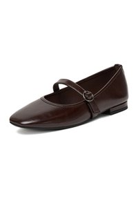 Zapatos planos Mary Jane de cuero marrón, con punta puntiaguda, correa con un detalle de anilla metálica y tacón bajo. Textura suave con acabado pulido.