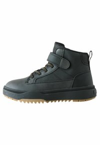 Svarta mid-top stövlar med en slät läderöverkant, texturerat nät, metallöglor och en gummiyttersula med ett zigzag-mönster. Justerbar rem.
