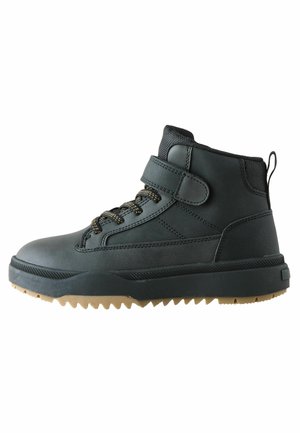 Schwarze Mid-Cut-Stiefel mit einem Obermaterial aus glattem Leder, strukturiertem Mesh, Metallösen und einer Gummisohle mit einem Zickzackprofil. Verstellbarer Riemen.