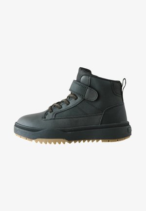 Zwarte mid-top laarzen met een gladleren bovenwerk, textuur-mesh, metalen oogjes en een rubberen zool met een zigzag profiel. Verstelbare riem.