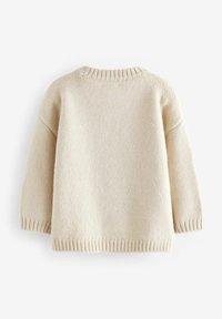 Pull en tricot couleur crème avec épaules tombantes, col et ourlet côtelés, et texture lisse ; présente une coupe légèrement ample et un design décontracté.