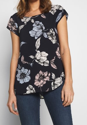 Czarna bluzka w kwiaty z krótkimi rękawami, z jasnoróżowymi i niebieskimi kwiatami, zaokrąglonym dekoltem i zakrzywionym dołem.