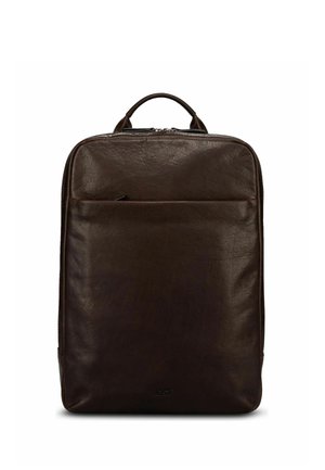 Sac à dos en cuir brun foncé avec une poignée supérieure, une poche zippée à l'avant et une forme rectangulaire sur fond blanc.