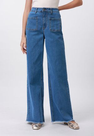 Jeans in denim blu a gamba larga con orlo sfrangiato e due tasche posteriori, dotati di vita alta e chiusura con un singolo bottone frontale.