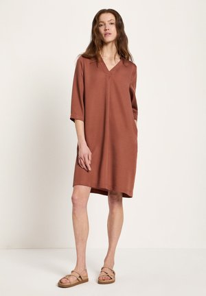MIT V-AUSSCHNITT - Freizeitkleid - dark mocca