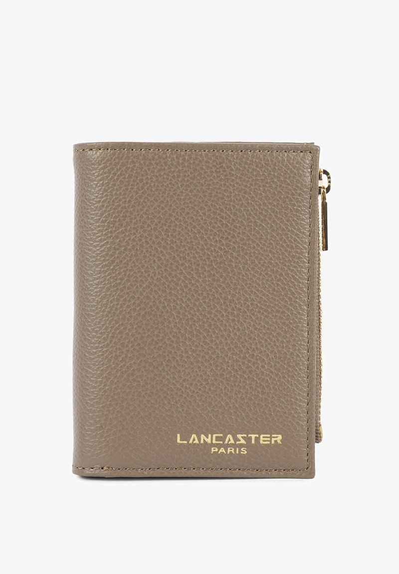 Portefeuille pliable en cuir texturé taupe avec fermeture éclair dorée et logo Lancaster Paris embossé en or à l'avant.