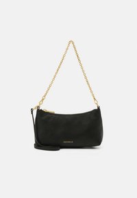 Crna kožna torba s teksturiranim završetkom, zlatnim lancem kao remenom, zatvaračem na patent, i utisnutim logotipom brenda sprijeda. Kompaktan i zakrivljen oblik.