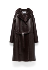 Cappotto doppiopetto in pelle marrone con colletto in pelliccia sintetica, vita con cintura e maniche lunghe. Caratterizzato da una finitura testurizzata e un taglio dritto.