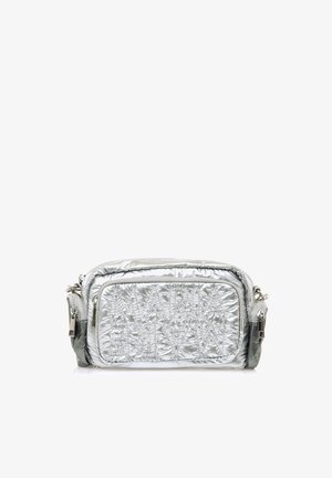 Sac en bandoulière argenté, matelassé, avec une texture brillante, un compartiment zippé et des accents en métal argenté. Forme rectangulaire aux bords doux.