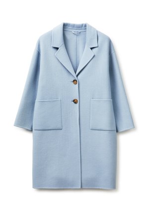Abrigo de lana azul claro de longitud media con dos bolsillos delanteros de parche, dos botones marrones y un amplio cuello con muesca.