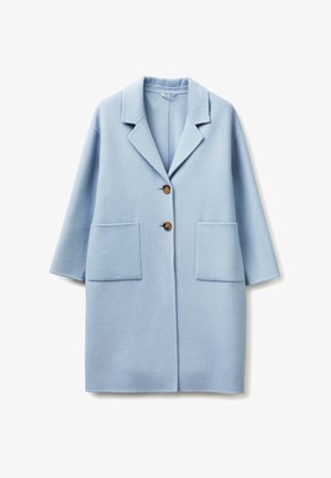 Abrigo de lana azul claro de longitud media con dos bolsillos delanteros de parche, dos botones marrones y un amplio cuello con muesca.