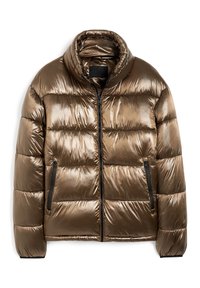 Skinnende brun metallic polstret jakke med høj krave, frontlynlås og lynlåslommer på siderne, liggende fladt på en hvid baggrund.