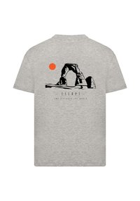 Graues Baumwoll-T-Shirt mit einem schwarzen Grafikmotiv eines Bogens und einer roten Sonne auf dem Rücken, mit dem Text "ESCAP3" unter dem Design.