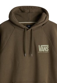 Hnědá mikina s kapucí vyrobená z bavlněné směsi. Má pletené manžety, přední kapsu a bílé logo s nápisem "VANS MADE FOR THE ELEMENTS."