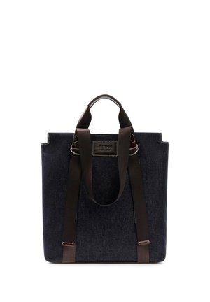 Sac cabas rectangulaire bleu foncé avec deux longues anses marron et une petite poignée de transport, avec une étiquette de marque cousue à l'avant.