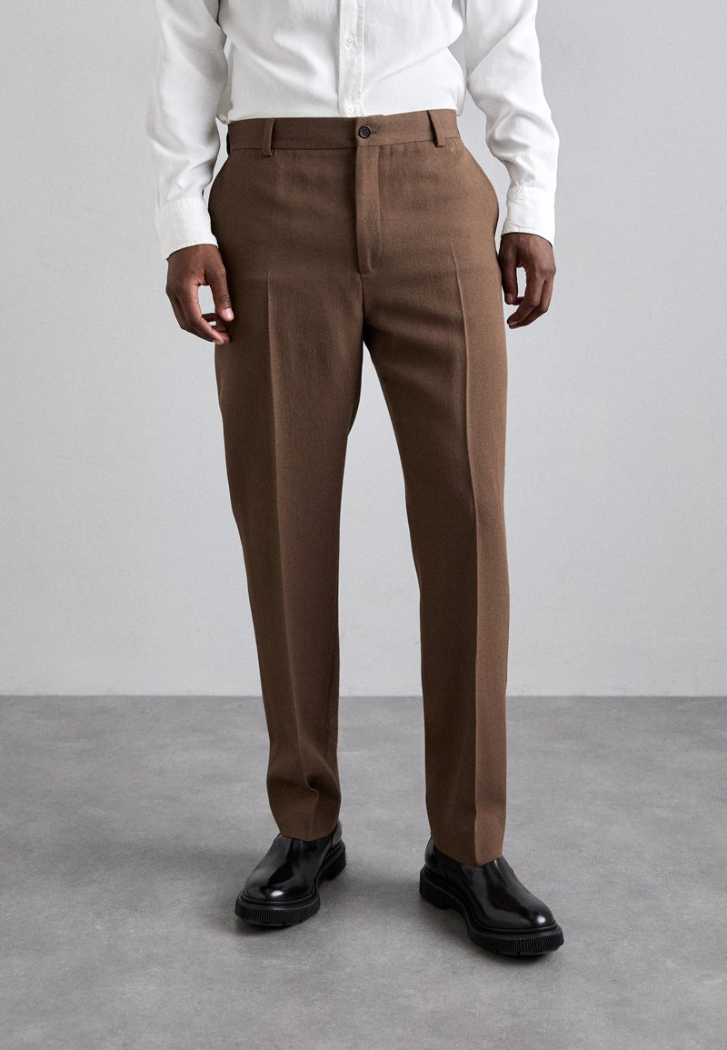 Filippa K - TAPERED TAILORED TROUSERS - Dressbukse - dark driftwood, Forstørre