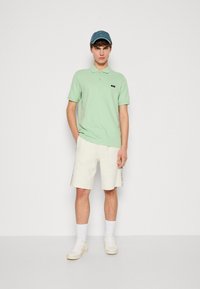 Calvin Klein BUTTON - Poloskjorter - quiet green