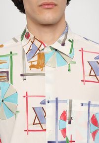 Lühikeste varrukatega särk, kus on kerge kangas, millel on värvikirev muster rannatoolidest, vihmavarjudest ja geomeetrilistest kujunditest erinevates tooni. Uus