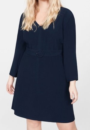 Navyblaues Kleid mit V-Ausschnitt, Dreiviertelärmeln und tailliertem Schnitt mit einem runden Gürtel. Glatter Stoff, A-Linie-Silhouette.
