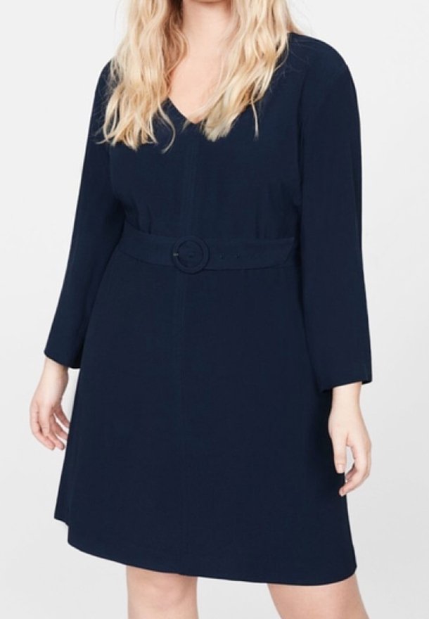 Tummansininen mekko, jossa on V-pääntie, kolmannen osan hihat ja kapea vyötärö pyöreällä vyöllä. Sileä kangas, A-linjainen siluetti.