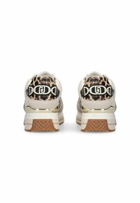 Baskets beige clair avec un dos en tissu imprimé léopard, un détail de chaîne noire contrastante et une semelle en caoutchouc coussinée avec un motif texturé.