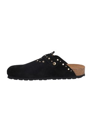 Zueco de ante negro sin cordones con plantilla de corcho, correa ajustable y tachuelas doradas a lo largo de la parte superior y los laterales.