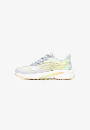 Zapatilla deportiva ligera en gris, amarillo y verde menta. Cuenta con una parte superior de malla transpirable, suela de soporte y detalles texturizados.