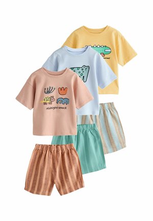 Drei Sets aus kurzärmeligen Kinderoberteilen und Shorts in Pastellgelb, Blau und Pink mit Tiermotiven und gestreiften Shorts.