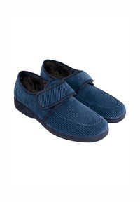 Zapatos de corduroy azul con una correa de velcro, punta redondeada, superficie texturizada y suela plana negra. Forro interior suave para mayor comodidad.