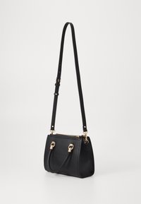 Bolso de mano de cuero negro con forma estructurada, acentos en hardware dorado, cierre superior con cremallera y doble asa, además de una correa de hombro ajustable.